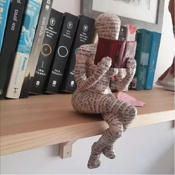 544dca9585bf317a6c9894ba38ac1939.webp Reading Woman Resin Statue|Pulp Woman Reading Resin Bookshelf Decor