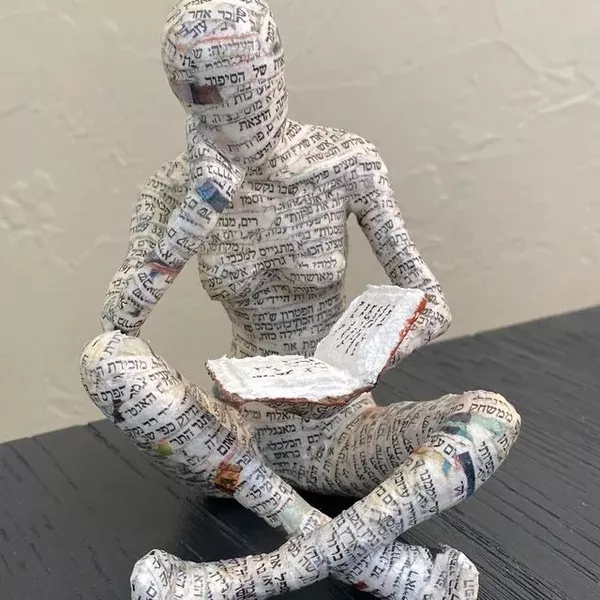 55bd6a8e72fcea509fea641566289807.webp Reading Woman Resin Statue|Pulp Woman Reading Resin Bookshelf Decor