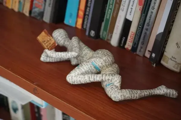 59269c04b4363a23c7c39c6899aca8c1.webp Reading Woman Resin Statue|Pulp Woman Reading Resin Bookshelf Decor