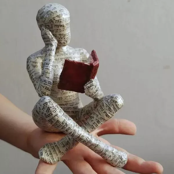 6ee0694c0b95f506a352a7ed5e854762.webp Reading Woman Resin Statue|Pulp Woman Reading Resin Bookshelf Decor