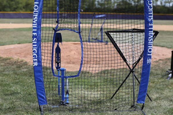 89B4FEAC-E48D-1216-6B71-BA4E86AE8624.jpg Louisville Slugger Blue Flame Pitching Machine