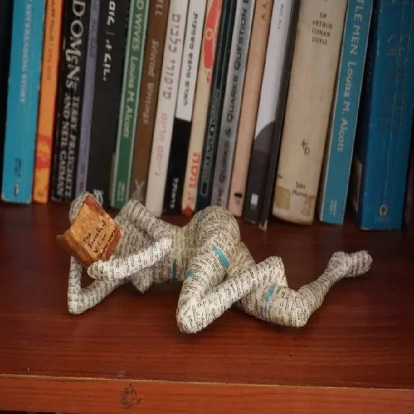 c1b75b589e376da114d9b2685afc6d2c.webp Reading Woman Resin Statue|Pulp Woman Reading Resin Bookshelf Decor